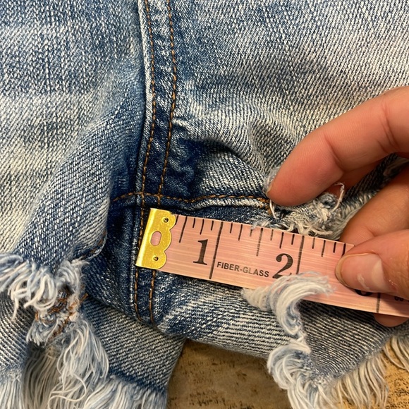 American Eagle Tomgirl Shortie Distressed Floral Embroidered Jean Shorts 4 (big) - Picture 8 of 11